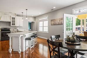 Dining - *Trackside* Penthouse | Downtown | Southern Charm (Blue Ridge)