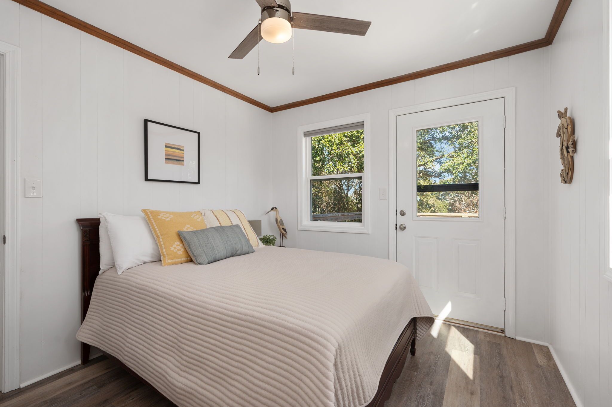 3 habitaciones, tabla de planchar con plancha y cuna de viaje 