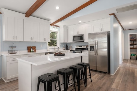 Fridge, microwave, oven, stovetop. Oceanside, fun location, walk to beach