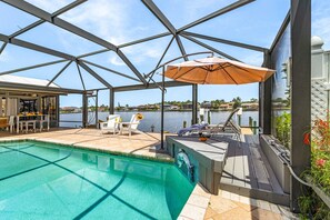 A heated pool - Million Dollar Lake Views, gulf access, Pool, Bicycles - Villa Coastal Bliss - Roelens (Cape Coral)