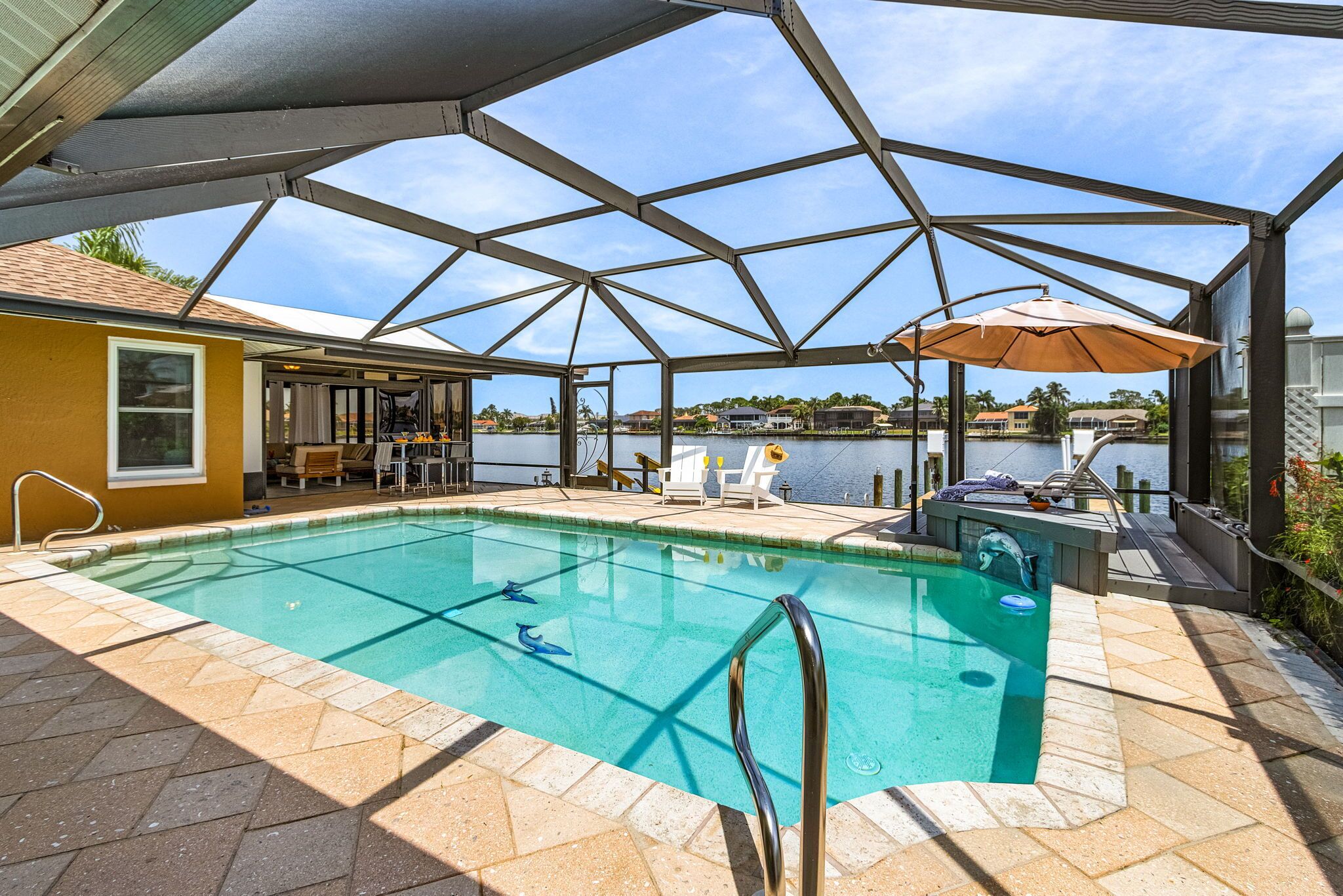 Een verwarmd zwembad