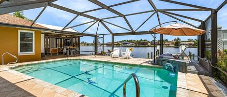 Een verwarmd zwembad