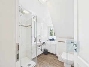Bathroom - Bredland Vacation Apartment - Bredland Vacation Apartment in Nieblum - Enjoy the Sea Air (Nieblum)