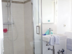 Dusche, Haartrockner, Handtücher