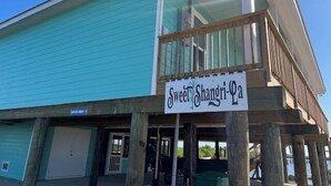 Ein Gebäude mit einem Schild, auf dem „Sweet Shangri-La“ steht.