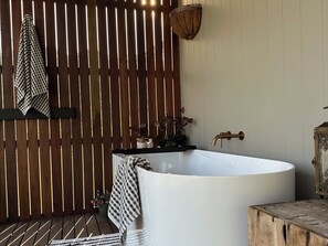Douche, sèche-cheveux, serviettes fournies, savon