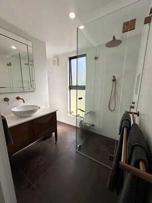 Dusche, Haartrockner, Handtücher, Seife