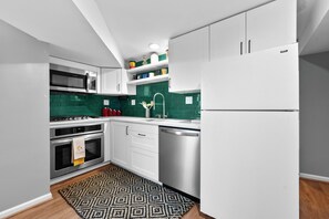 Réfrigérateur, micro-ondes, four, plaque de cuisson