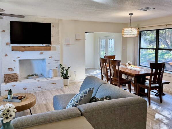 Een televisie en boeken