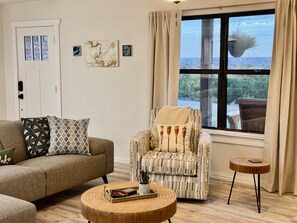 Een televisie en boeken