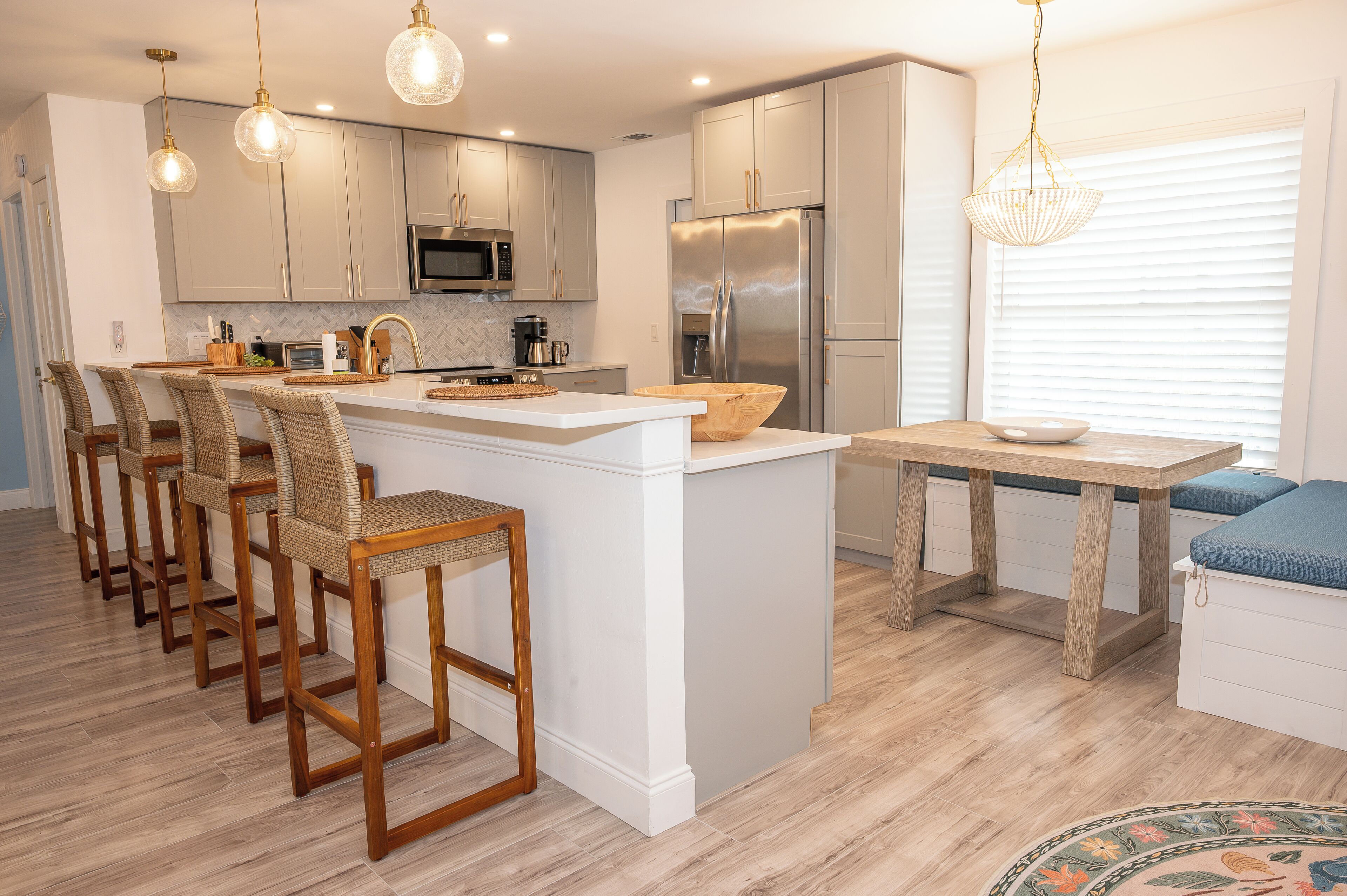 Kjøleskap, mikrobølgeovn, ovn og kokeplater