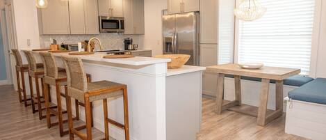 Kjøleskap, mikrobølgeovn, ovn og kokeplater