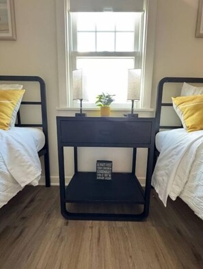 3 chambres, coffres-forts dans les chambres, bureau