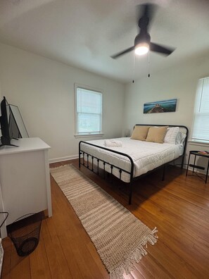 3 bedrooms, in-room safe, desk, iron/ironing board