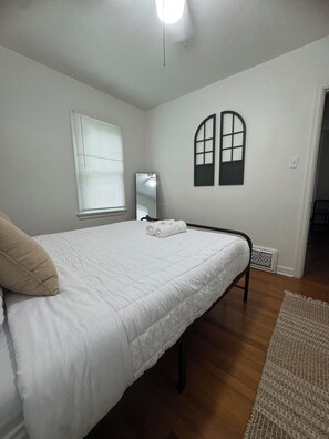 3 bedrooms, in-room safe, desk, iron/ironing board