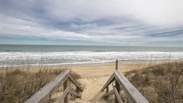 على الشاطئ، كراسي للتشمس