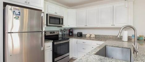 Kylskåp, mikrovågsugn, ugn och spishäll