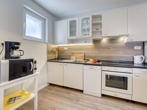 Kylskåp, mikrovågsugn, ugn och diskmaskin
