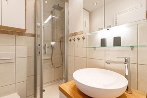 Dusche, Haartrockner, Handtücher