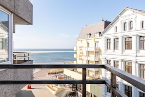 Un balcon avec vue sur la plage et l’océan.