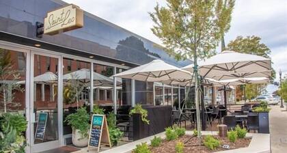 Stylish Condo, Walk to Square - Squares Lil East