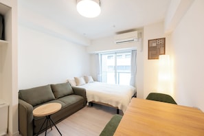 Decoración individual, mobiliario individual, escritorio y wifi gratis