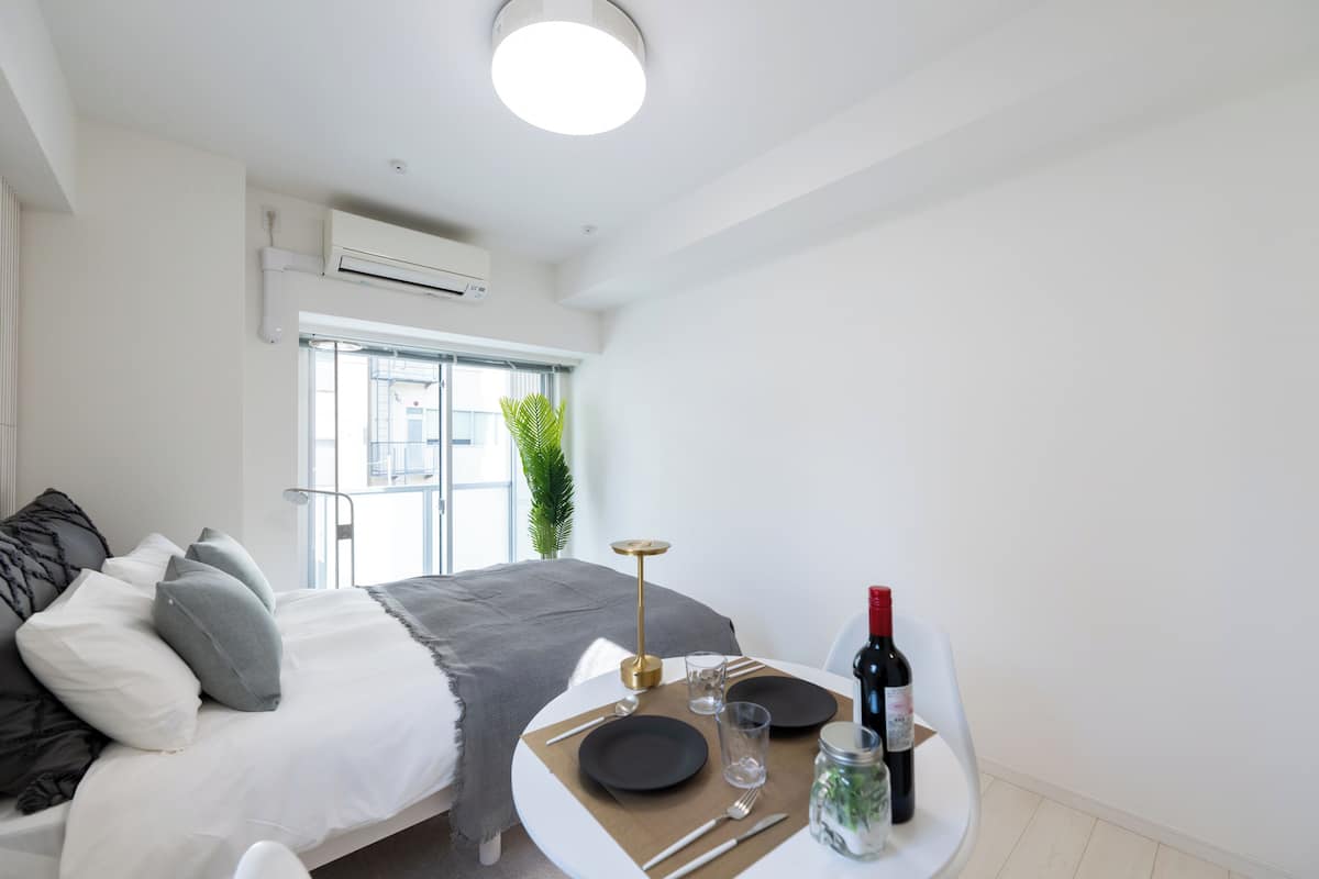 1 bedroom, individually decorated, individually furnished, desk