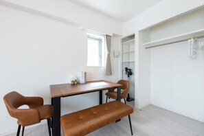 Decoración individual, mobiliario individual, escritorio y wifi gratis