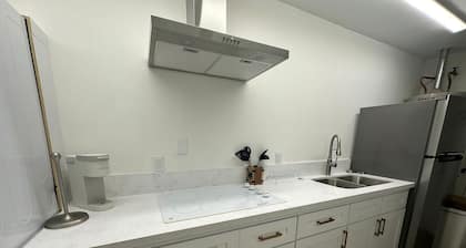 Charming studio in wonderful Bakersfield with AC, WiFi