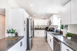 冷蔵庫、電子レンジ、オーブン、コンロ