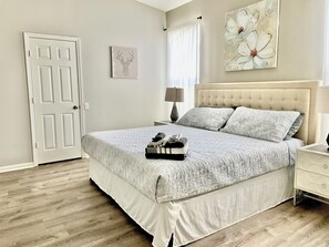 4 bedrooms, iron/ironing board, WiFi, bed sheets - Cozy Home in Windsor Palm/Disney (Kissimmee)