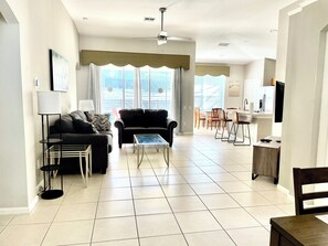 Fernseher, Tischfußball, Bücher