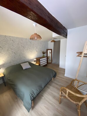 2 bedrooms, free WiFi, bed sheets - Holiday Home 'Katel Chez Elle - Maison 5 Pers' with Private Terrace, Private Garden and Wi-Fi (Saint-Christophe-du-Bois)