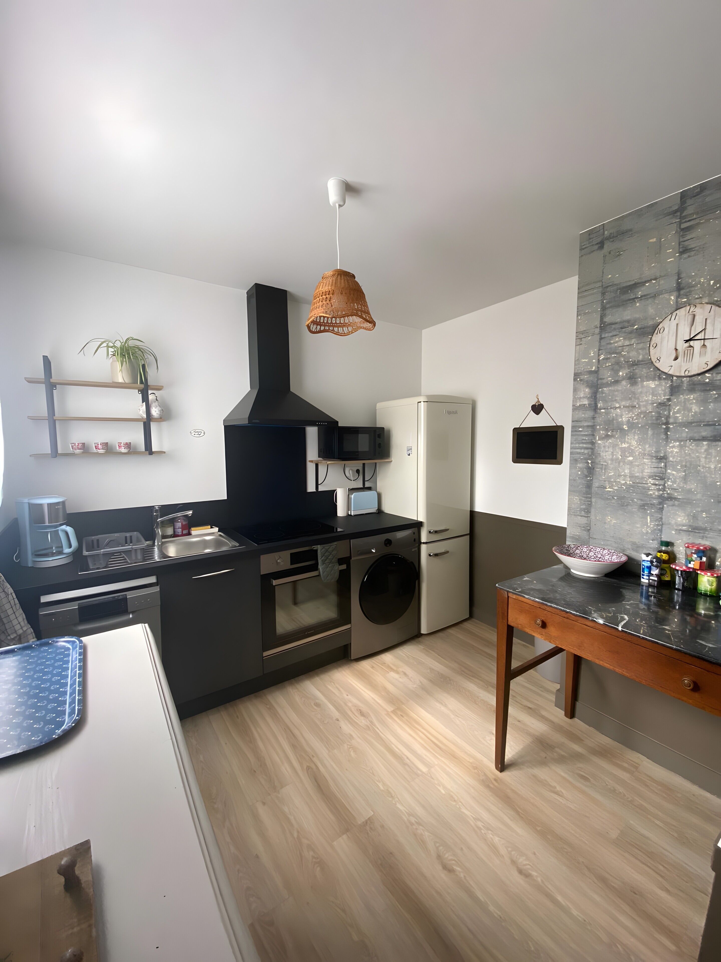 Kühlschrank, Mikrowelle, Ofen, Herdplatte