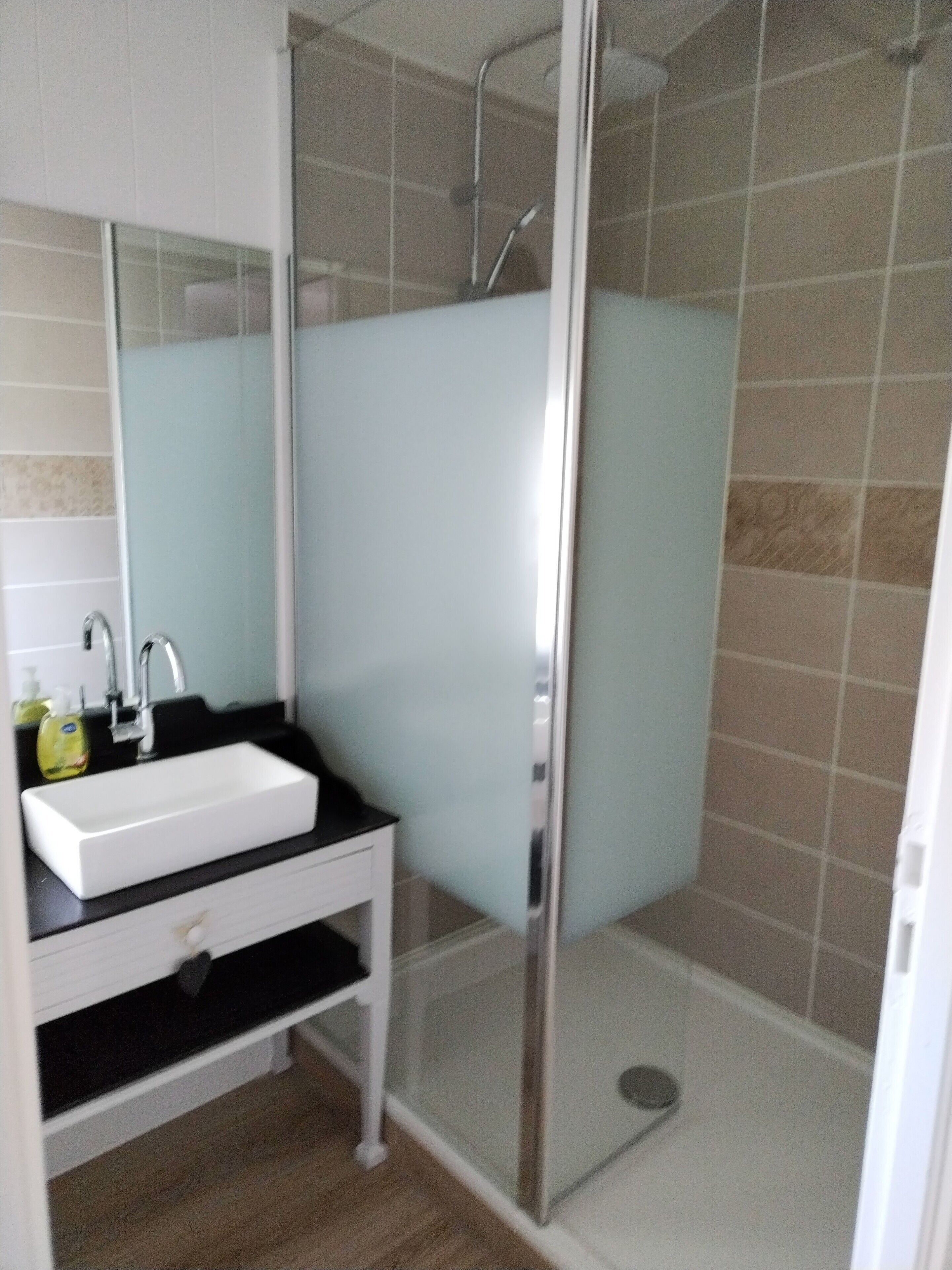 Douche, sèche-cheveux, serviettes fournies