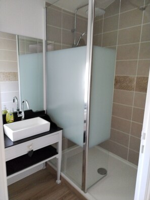 Een douche, een haardroger, handdoeken