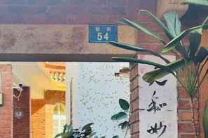Entrada de un edificio con un letrero que indica '新街 54'.