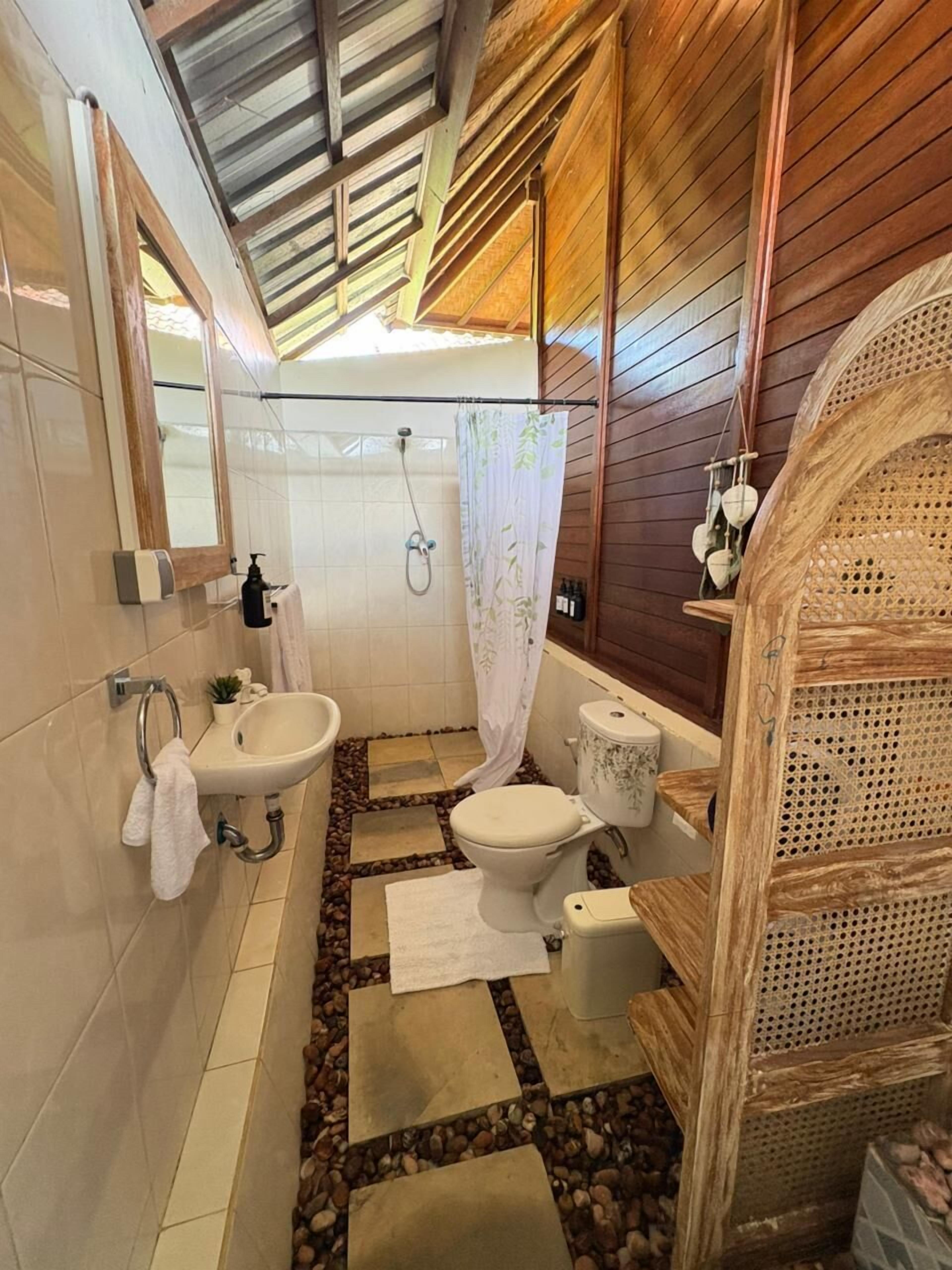Shower, free toiletries, bathrobes, towels