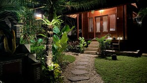 Una casa de madera con un sendero de piedra que lleva a una puerta de madera.