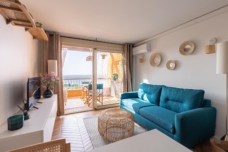 TV, table tennis. Apartment 'Vue Mer Et Jardin' with Sea View, Wi-Fi and Air Conditioning