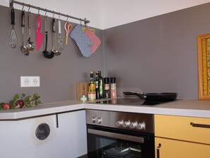 Kjøleskap, mikrobølgeovn, oppvaskmaskin og kaffetrakter/tekoker