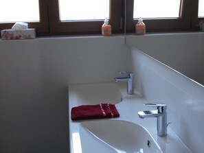 Douche, serviettes fournies