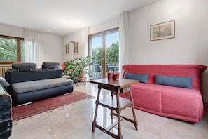 TV, fireplace, stereo