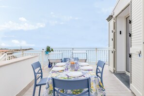 Outdoor dining - Apartment 'Sunset' with Sea View, Wi-Fi and Air Conditioning (Siculiana Marina)