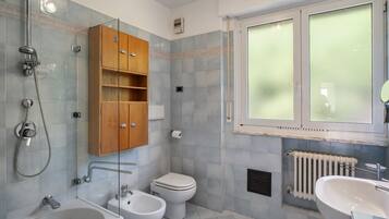 Dusch, hårtork och handdukar