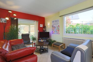 TV, ping pong, stereo - Holiday Home 'Charmante Maison' with Private Garden and Wi-Fi (Plérin)