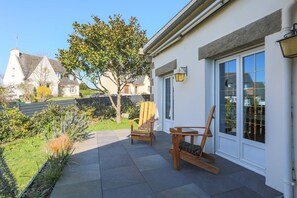 Terrace/patio - Holiday Home 'Charmante Maison' with Private Garden and Wi-Fi (Plérin)
