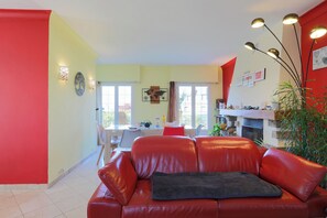 Interior - Holiday Home 'Charmante Maison' with Terrace, Private Garden and Wi-Fi (Plérin)