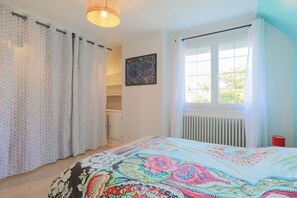 4 bedrooms, iron/ironing board, free WiFi - Holiday Home 'Charmante Maison' with Private Garden and Wi-Fi (Plérin)