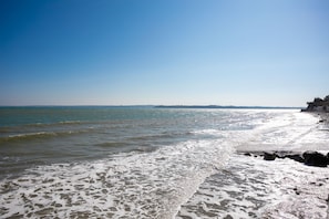 Beach nearby - Holiday Home 'Charmante Maison' with Private Garden and Wi-Fi (Plérin)